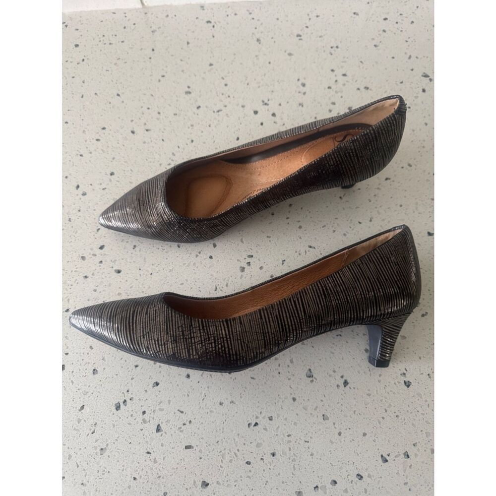 Sofft Pewter Metallic & Black Leather Pointed Toe kitten Heel Pumps Size 9 EUC
